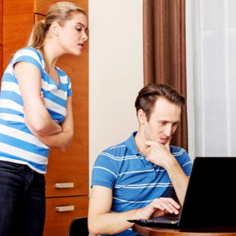 كيف اتعامل مع زوجي المدمن على الانترنت