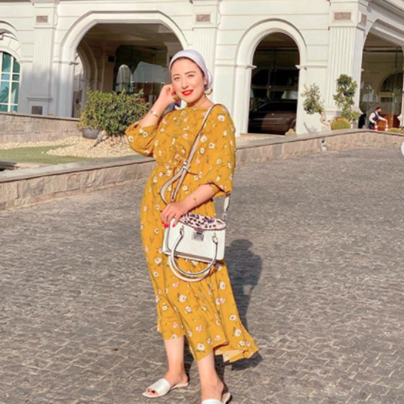 اختارت ميرنا فستان كاجوال باللون الخردلي الرائج باطلالة أنيقة