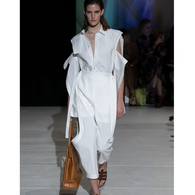 طرق تنسيق القميص الابيض بأسلوب عصري في صيف 2020 من Chalayan