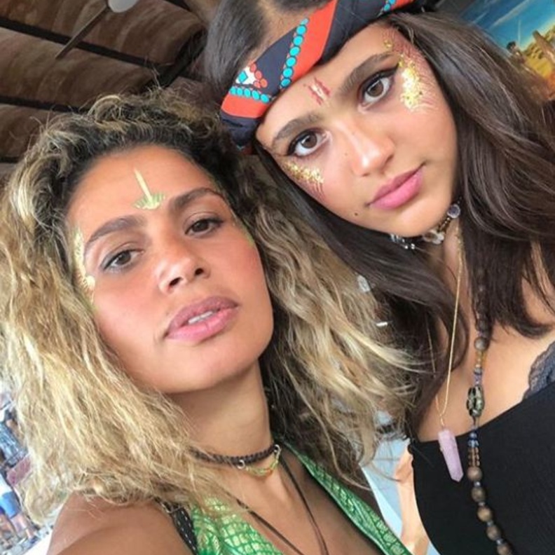 زوجة عمرو دياب وابنتها