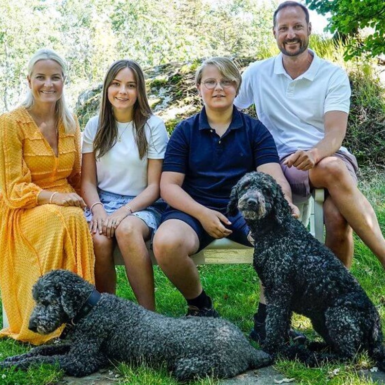 عائلة ولي عهد النرويج تنشر صور عطلتها الصيفية