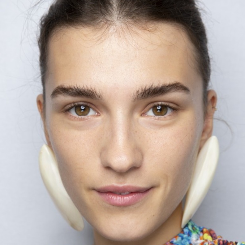 حواجب كثيفة ممشطة بأسلوب دار atlein