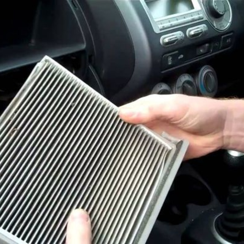 طريقة تنظيف ثلاجة مكيف السيارة