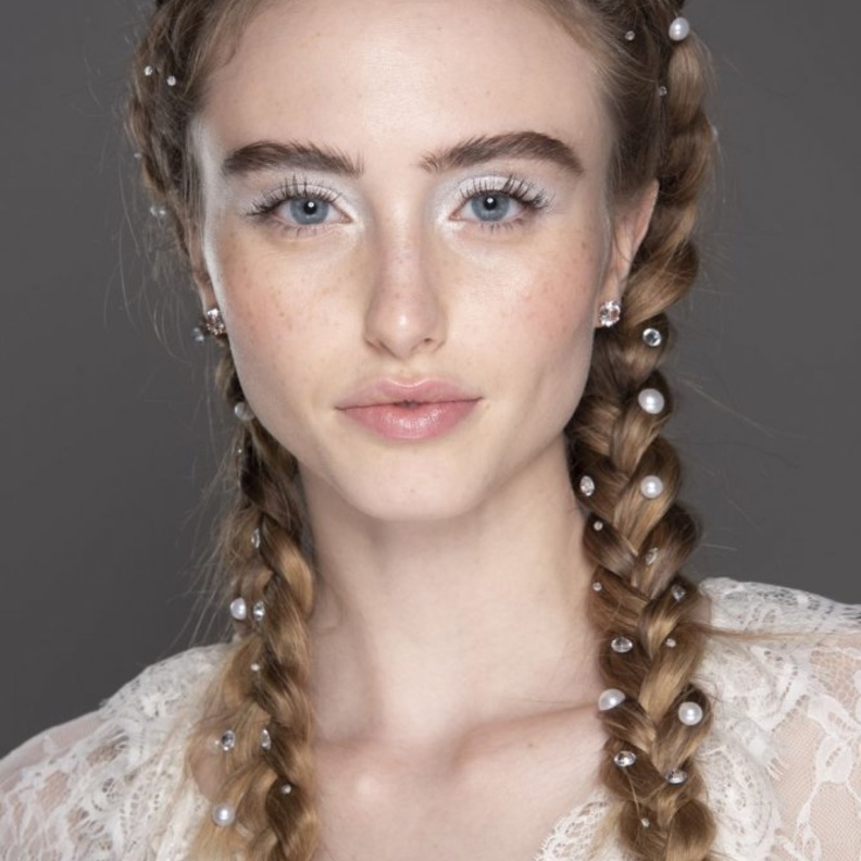 تسريحات شعر الضفائر الفرنسية العريضة تمنحك اطلالة جذابة في صيف 2020 من Alice + Olivia