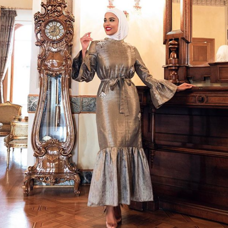 اطلالة مرمر محمد بفستان ميتاليك باللون الفضي بقصة راقية وجذابة