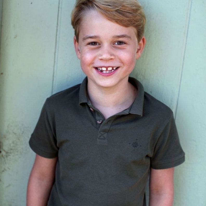 أطلّ في الصورة الأولى بتيشيرت بولو باللون الزيتيّ الداكن