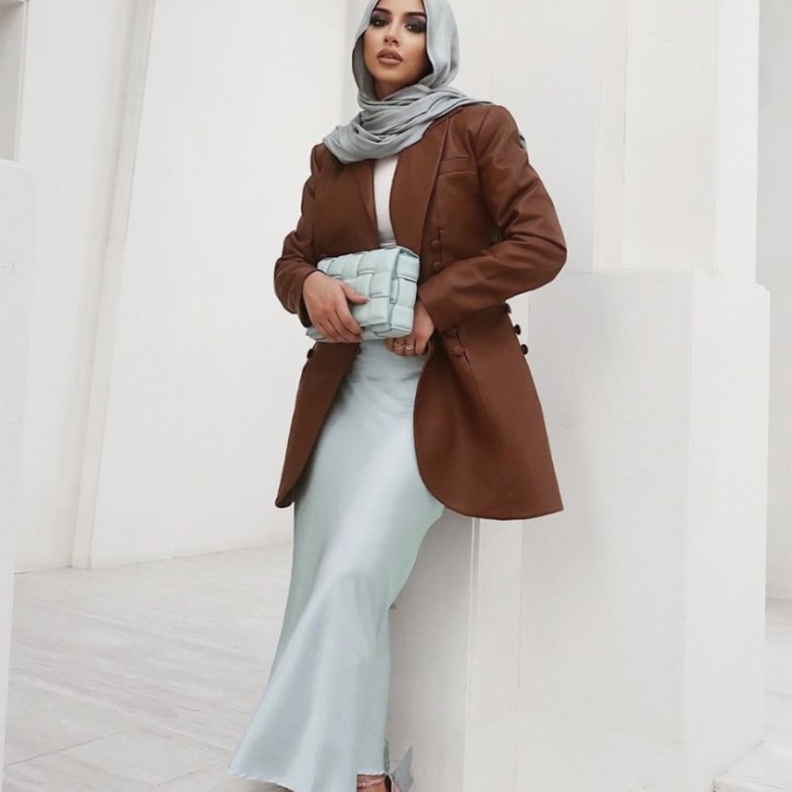  تنسيق عصري اعتمدته سهى في البليزر والتنورة الساتان