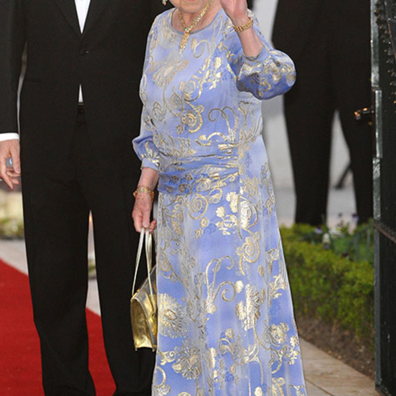  إطلالات أنيقة للملكة إليزابيث في حفلات زفاف عائلتها الملكية على مر السنين