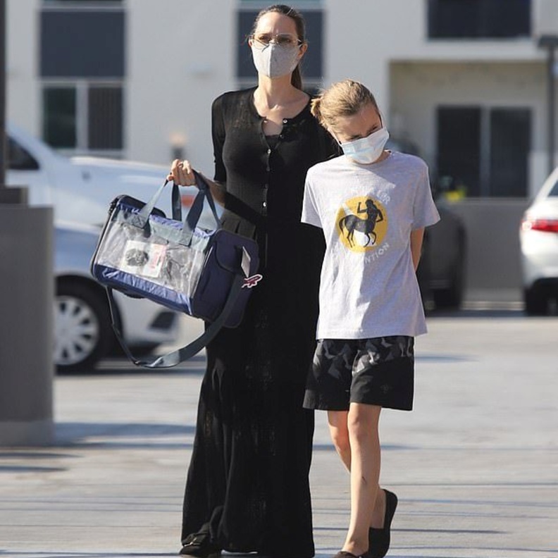 اطلت انجيلينا بالقناع الواقي الرمادي مع عدد من إطلالاتها