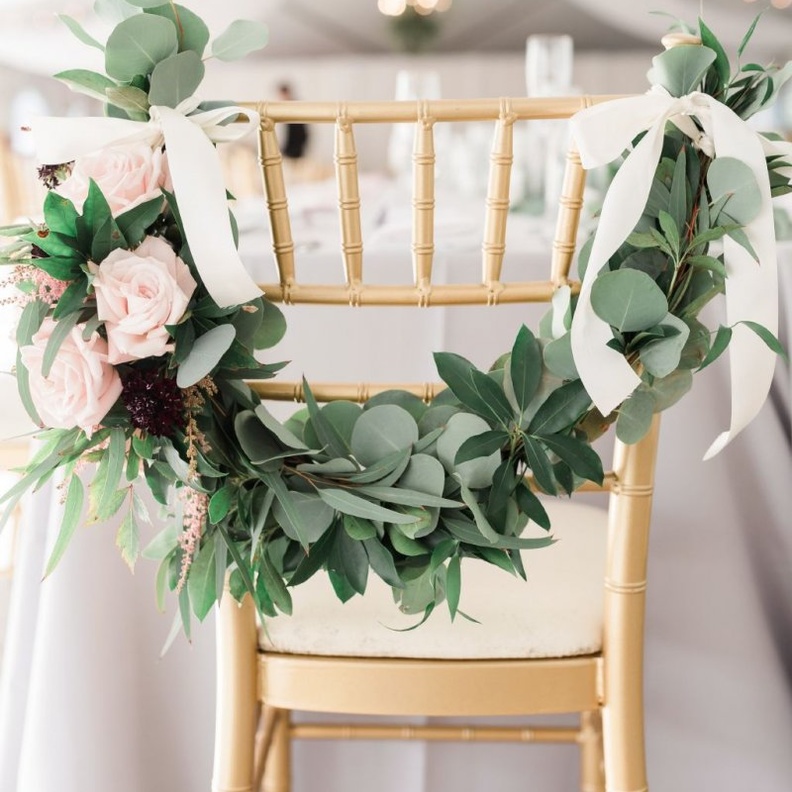 زينة كراسي الزفاف بأوراق الأوكالبتوس