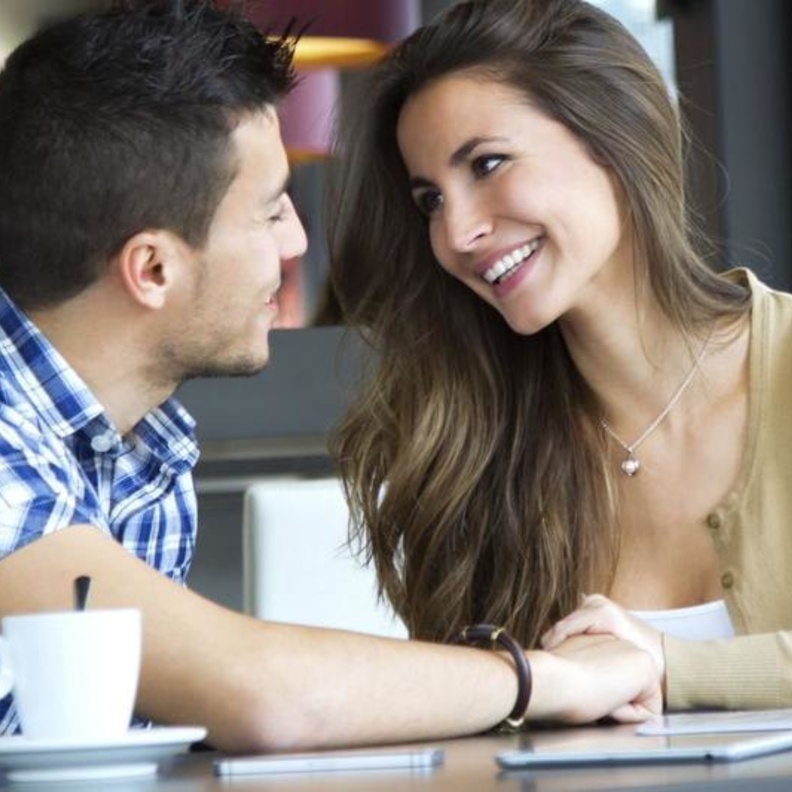 كيف تكتشفين اعجاب الرجل بك من اول لقاء