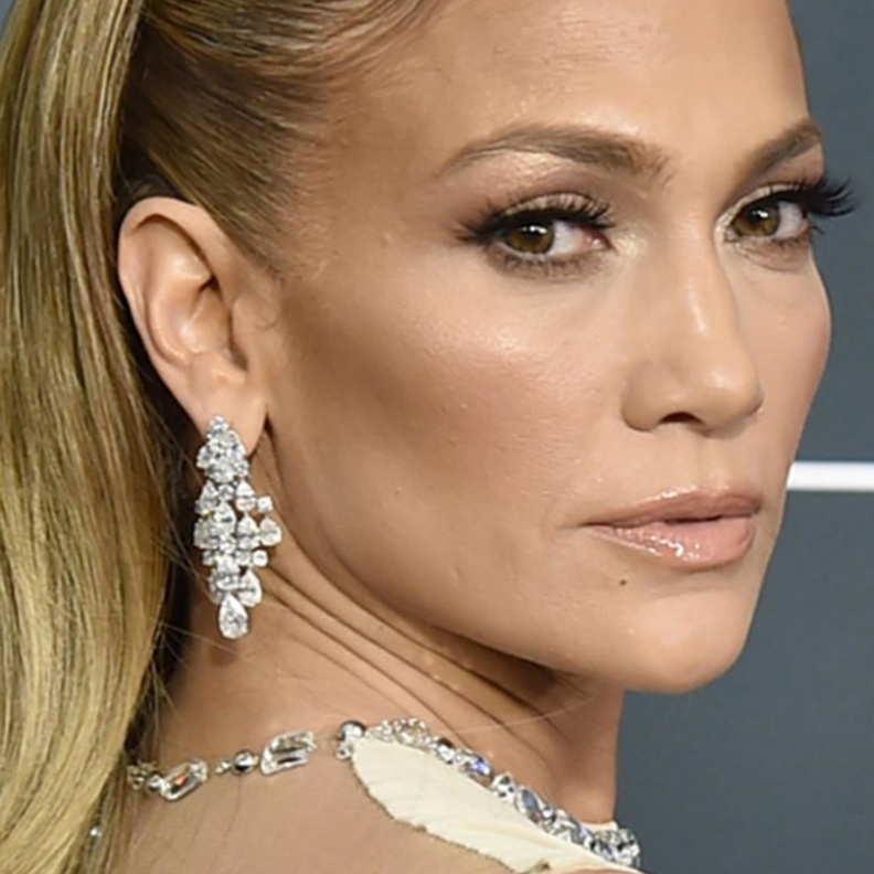  جينيفر لوبيز تختار أقراط الماس من هاري ونستون Harry Winston