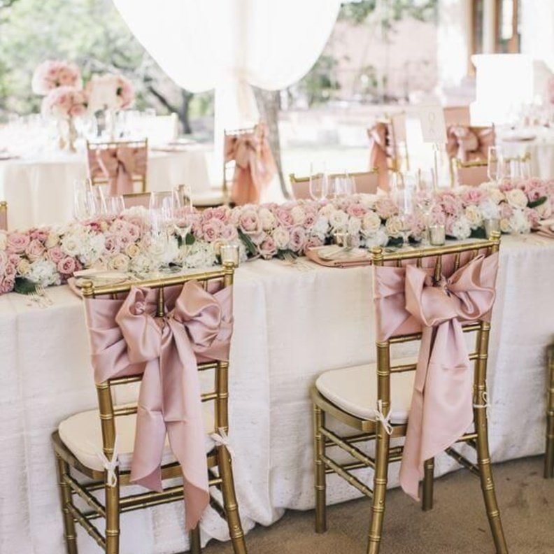  ديكور طاولات الزفاف و كراسي الزفاف باللون الوردي