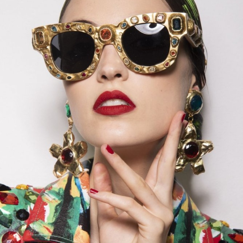 الوان مناكير باللون الاحمر لاطلالات عيد الاضحى 2020 من دار Moschino