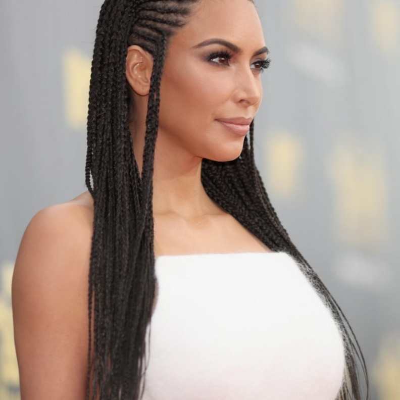 اعتمدي تسريحة الضفائر الإفريقية لطلة مميزة هذا الصيف