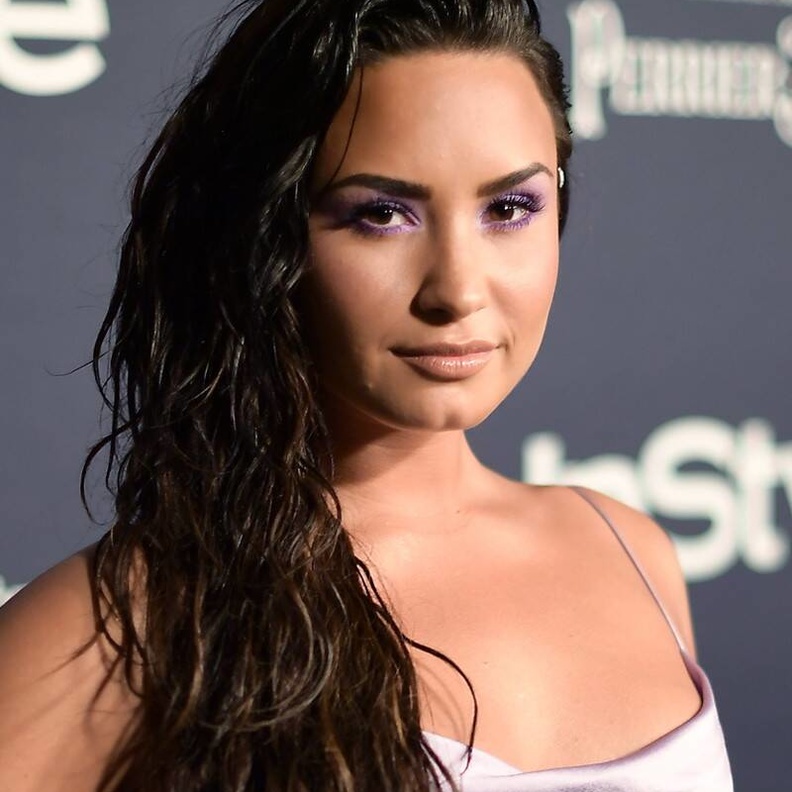 استوحي من Demi Lavato مكياج العيون البنفسجي