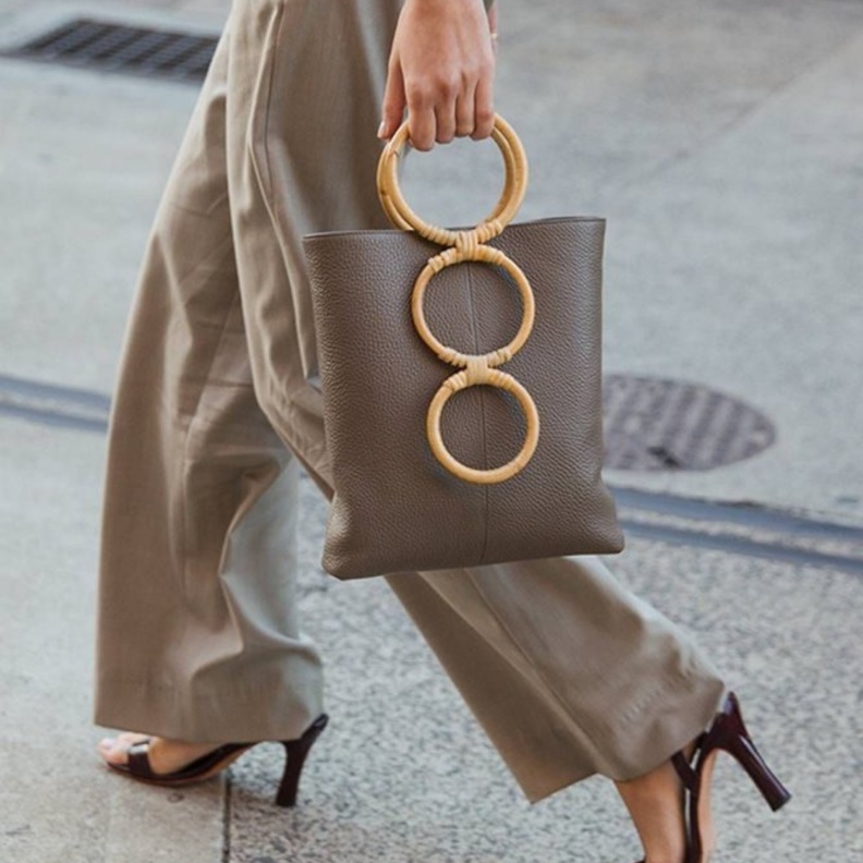  موديلات حقائب يد مع المسكة الخشبية احدث صيحات موضة صيف 2020