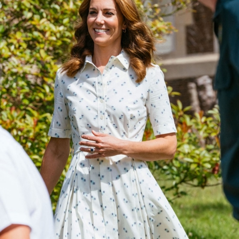 خطفت كيت ميدلتون الأنظار بفستان أبيض بنقشة البولكا دوت من تصميم Suzannah