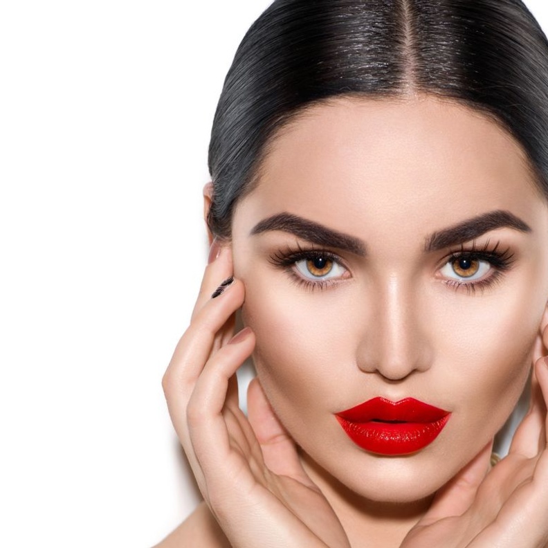 ما هي الوان احمر الشفاه التي تناسب الشفايف الكبيرة والممتلئة