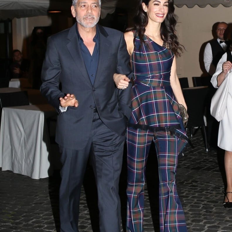 أطلت أمل بطقم مزيّن بالمربعات من تصميم Prabal Gurung