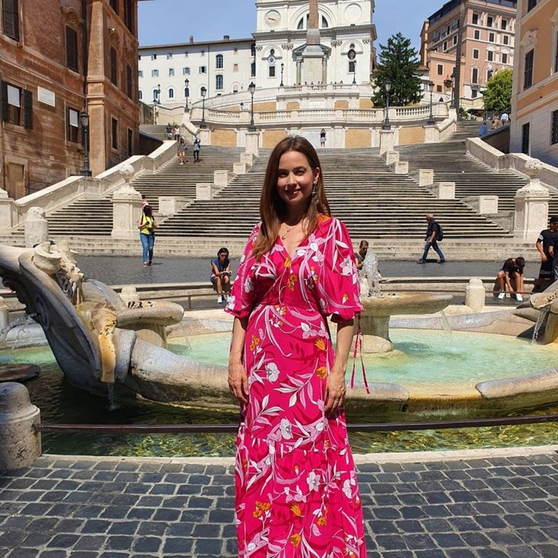 صور افضل اطلالات النجمات العرب بأسلوب ريا أبي راشد بموضة الفستان المطبع بالورود