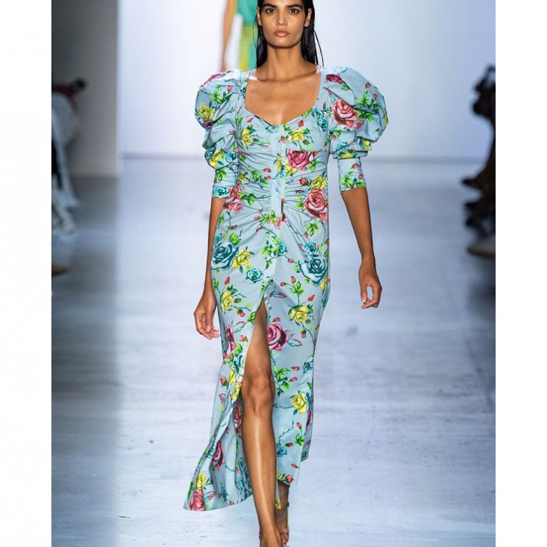  فستان بأكمام منفوخة وطبعة الورود من مجموعة Prabal Gurung