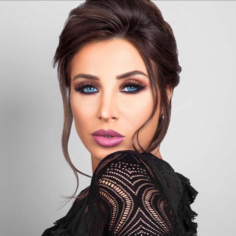 انابيلا هلال العيون الملونة