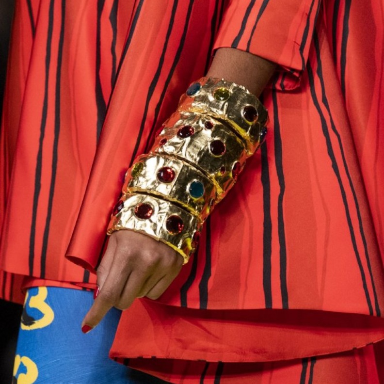 احدث صيحات اكسسوارات الاساور الضخمة والذهبية لاطلالة شبابية في عيد الاضحى 2020