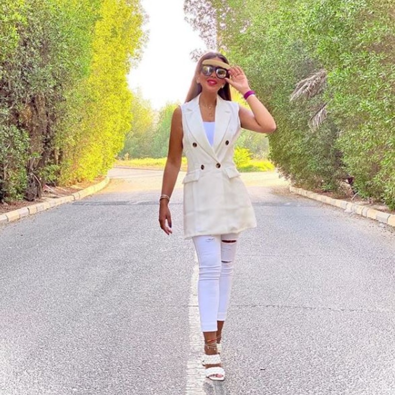 اطلالات دلال القبندي باللون الابيض