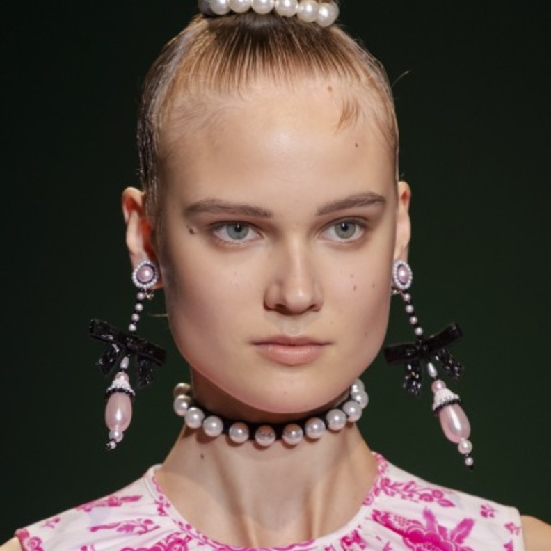 أدخلي اللؤلؤ إلى تسريحة شعرك بأسلوب دار Andrew Gn 