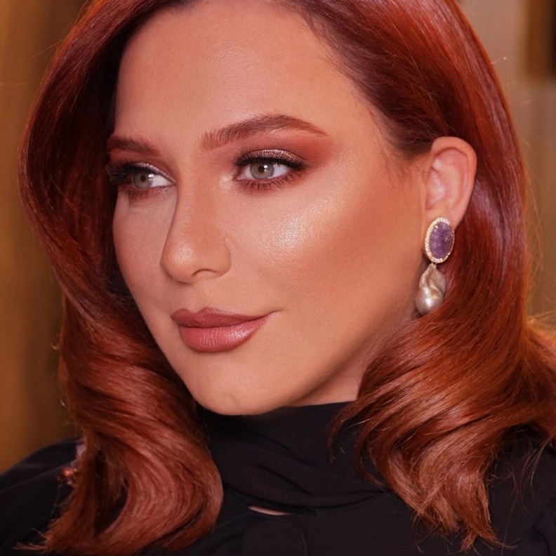 اعتمدت سلاف مؤخراً الشعر الأحمر النحاسي