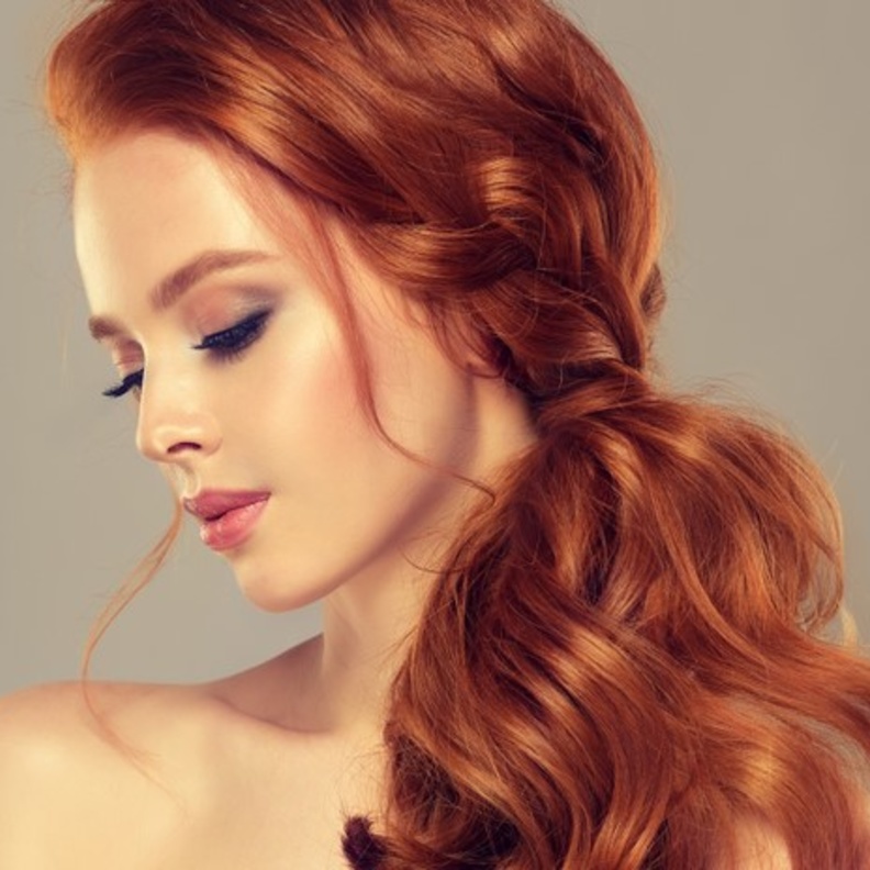 تسريحة مميزة للشعر المصبوغ احمر في عيد الاضحى 2020