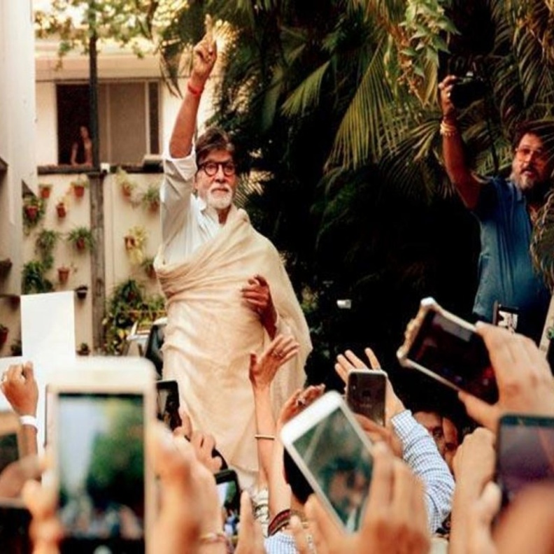  أميتاب باتشان لمعجبيه أيديكم الممدودة بالحب مصدر قوتي