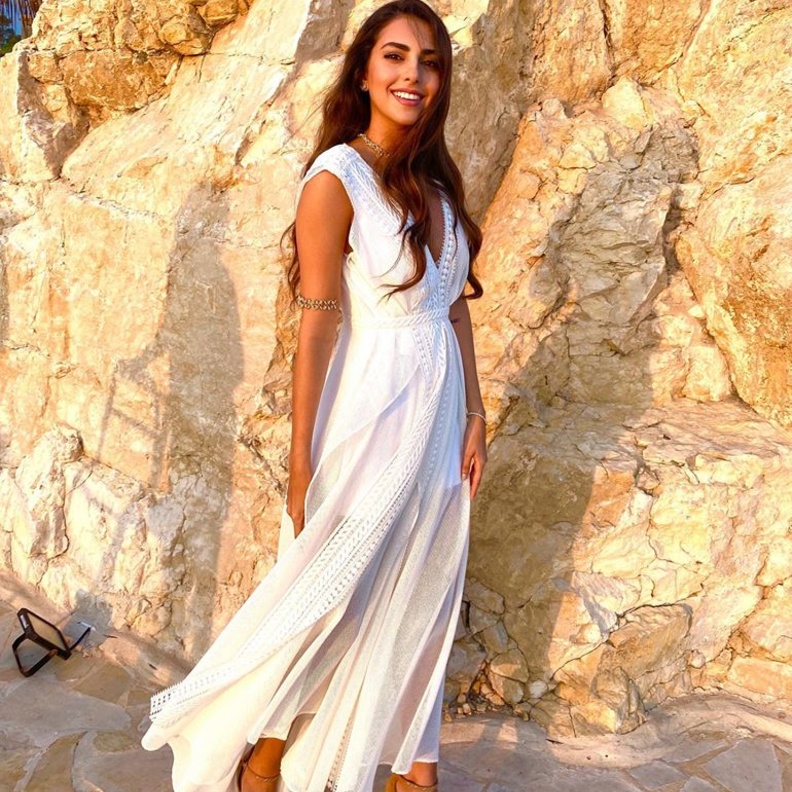  بدت أنيقة بفستان أبيض مستوحى من الأسلوب الإغريقي من تصميم حسين بظاظا