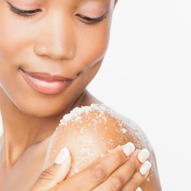  تخلصي من الزيت الزائد على بشرتك باستخدام الملح كمقشر فعال