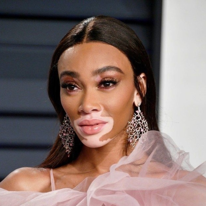  أقراط ويني هارلو من لورين شوارتز Lorraine Schwartz