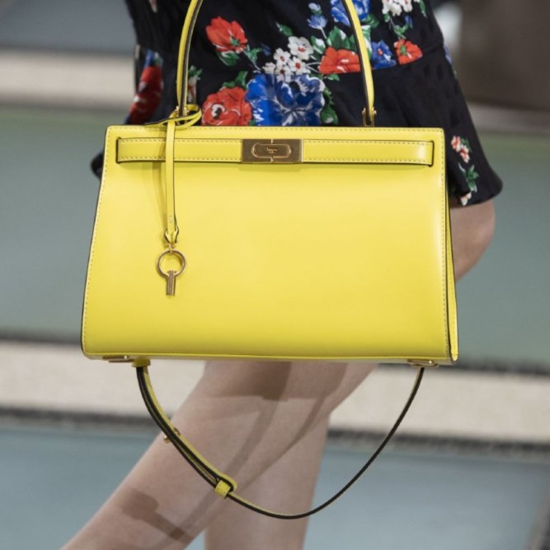 احدث موديلات حقائب يد باللون الاصفر من Tory Burch