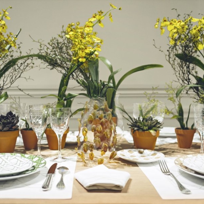 مائدة مميزة مزينة بالمجموعتين 