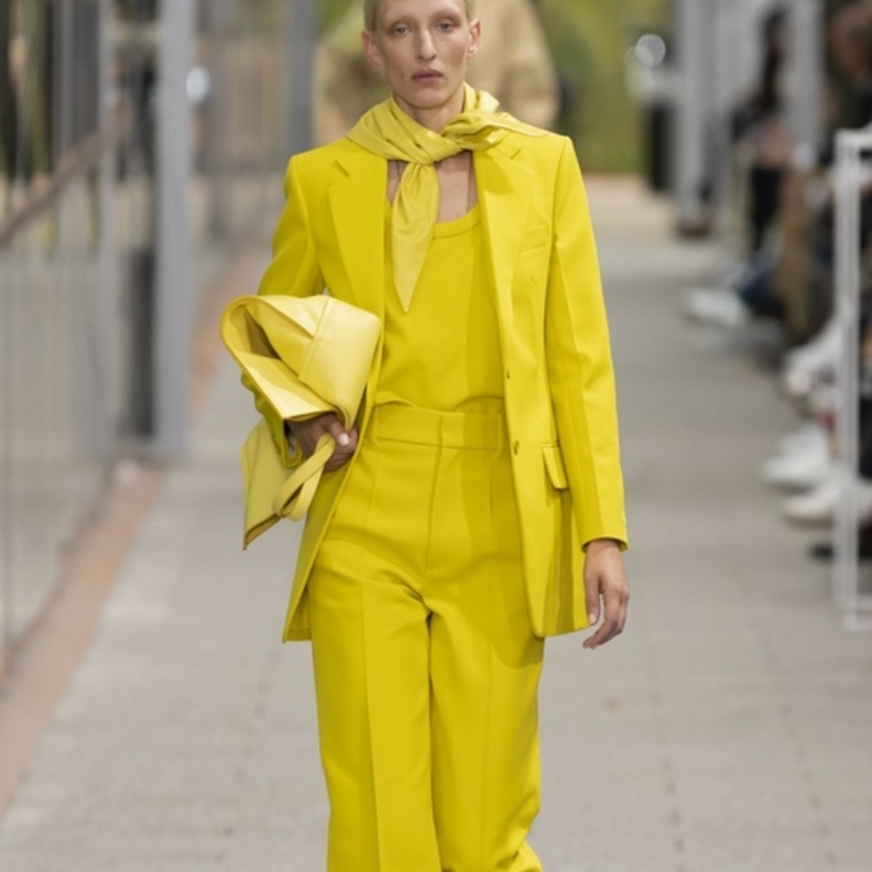 احدث موديلات بدلات رسمية نسائية باللون الاصفر لعيد الاضحى 2020 من دار Lacoste