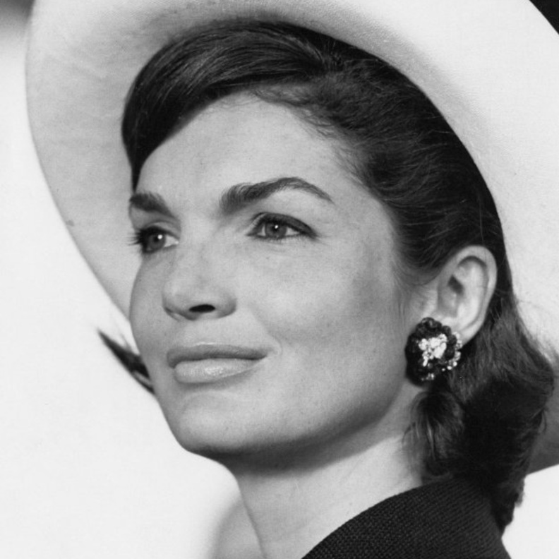 من أبرز إطلالات جاكلين كينيدي الجمالية