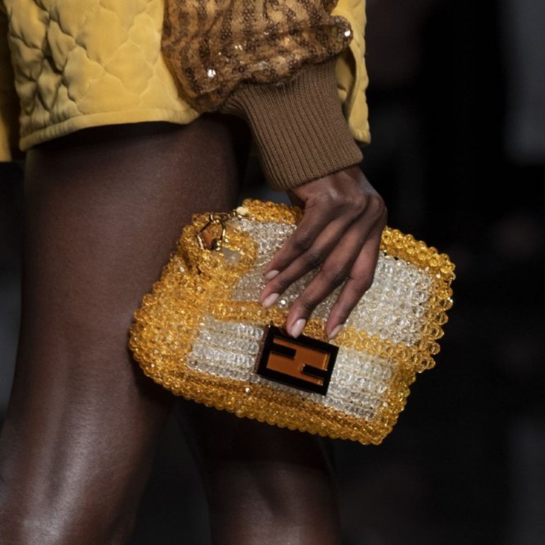 موديلات حقائب يد مع حبيبات الخرز البراقة من دار Fendi