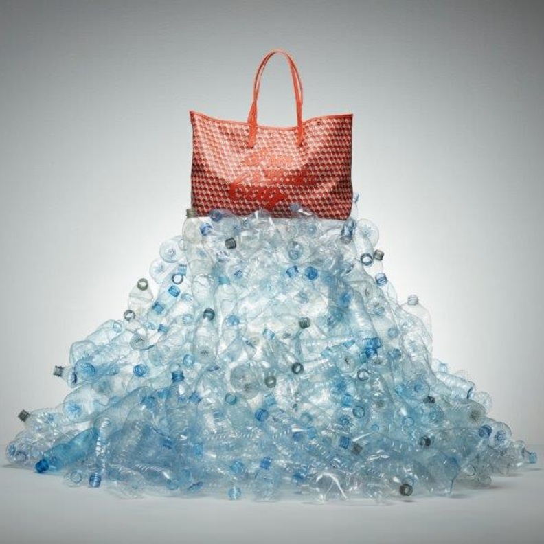 أنا حقيبة بلاستيكية بردهة Level shoes في الشرق الأوسط