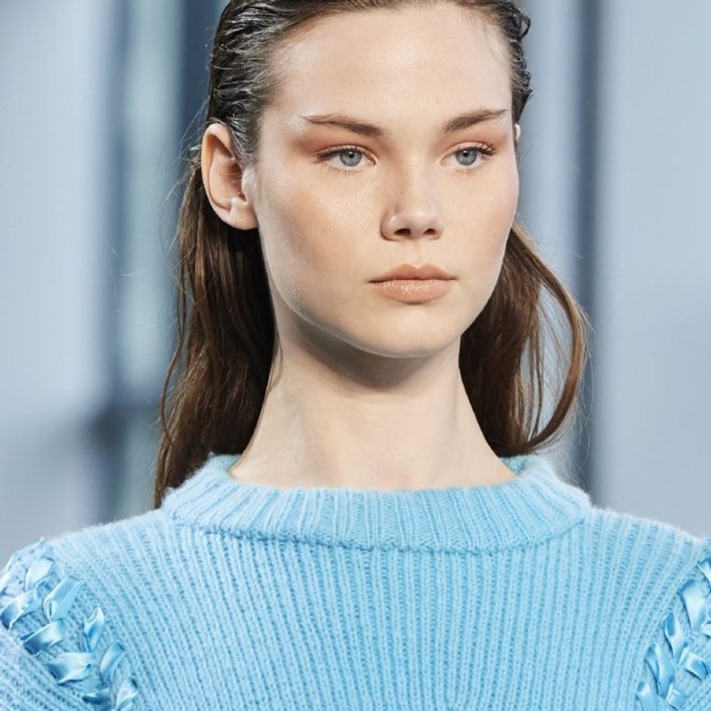 تسريحات الشعر المبلل والمسحوب الى الخلف من وحي Alejandra Alonso Rojas