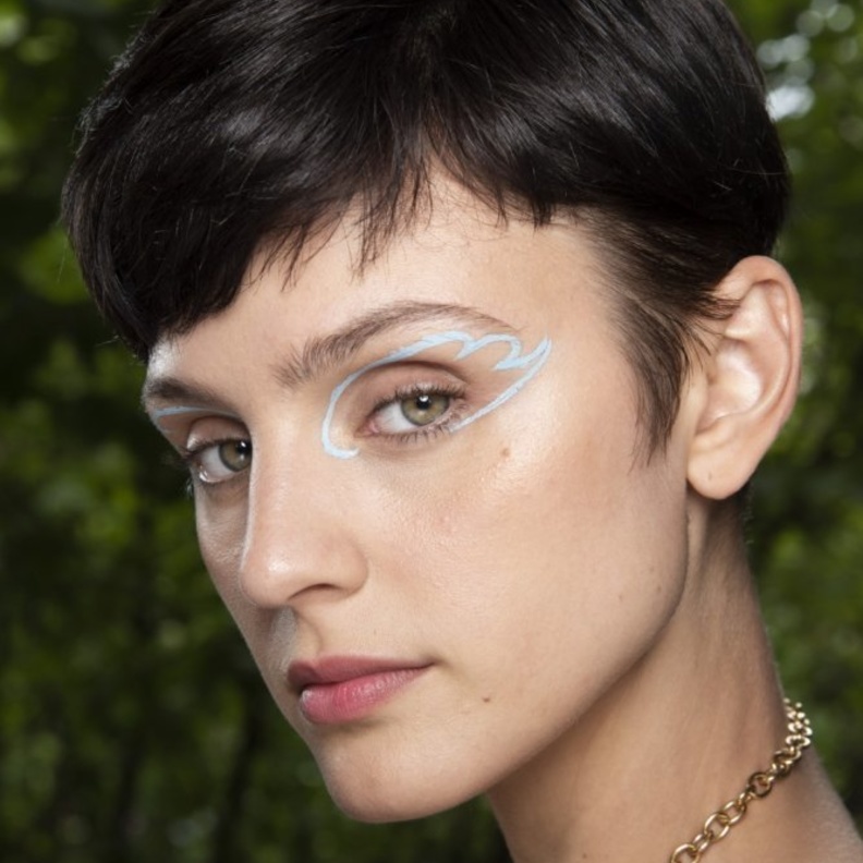 آيلاينر غرافيكي بأسلوب rosie assouline