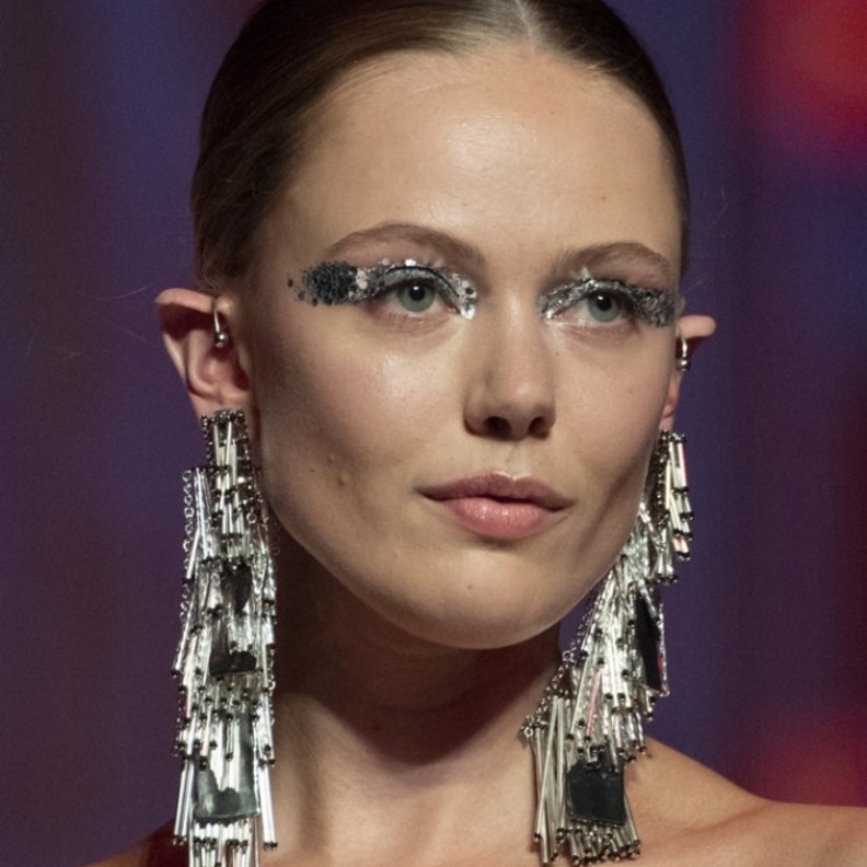  اجمل رسمات مكياج فضي براق لاطلالات عيد الاضحي 2020 من Jean Paul Gaultier