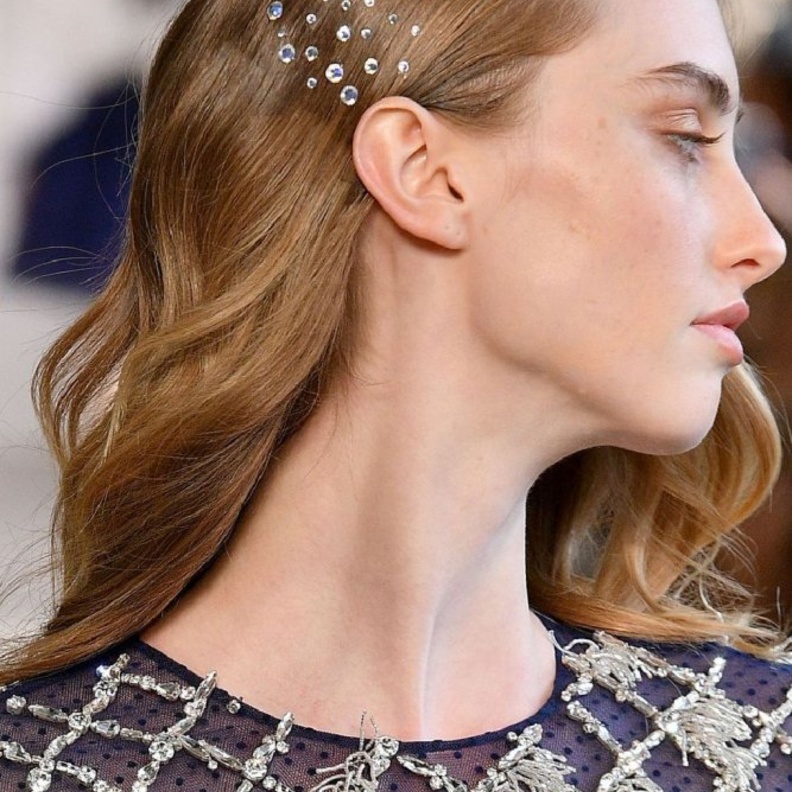 اكسسوارات شعر جانبية مع حبيبات الكريستال من Bibhu Mohapatra