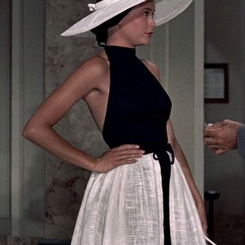  غريس كيلي باطلالة صيفية جذابة وراقية بالتنورة البيضاء