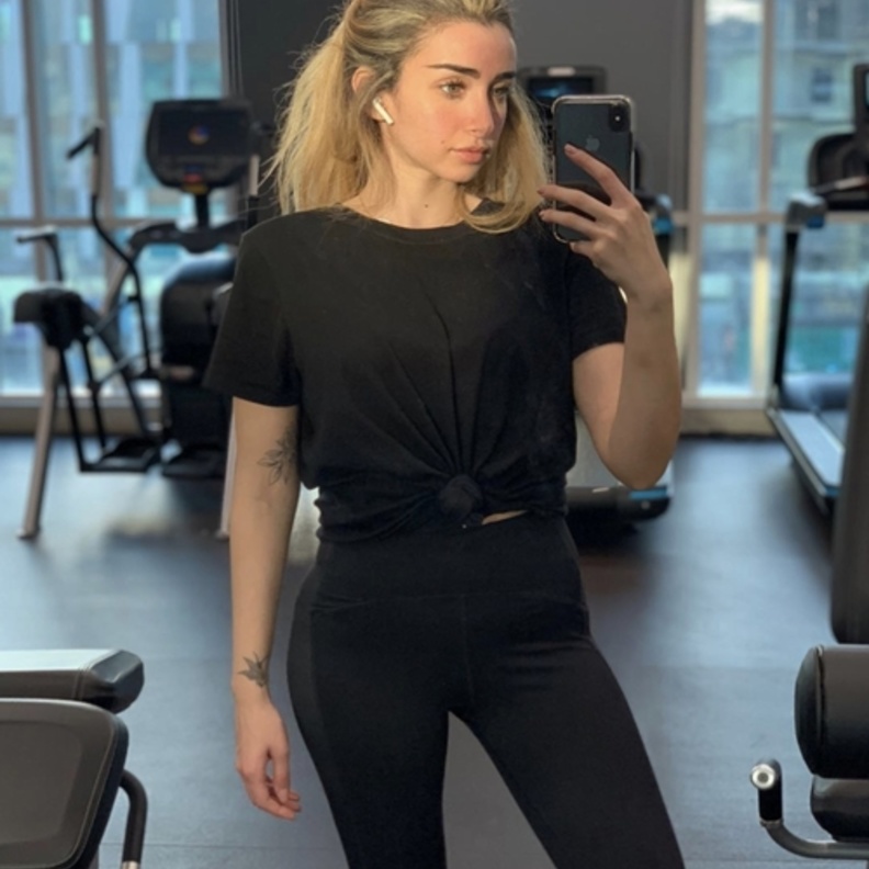  هنا الزاهد في لوك رياضي باللون الأسود