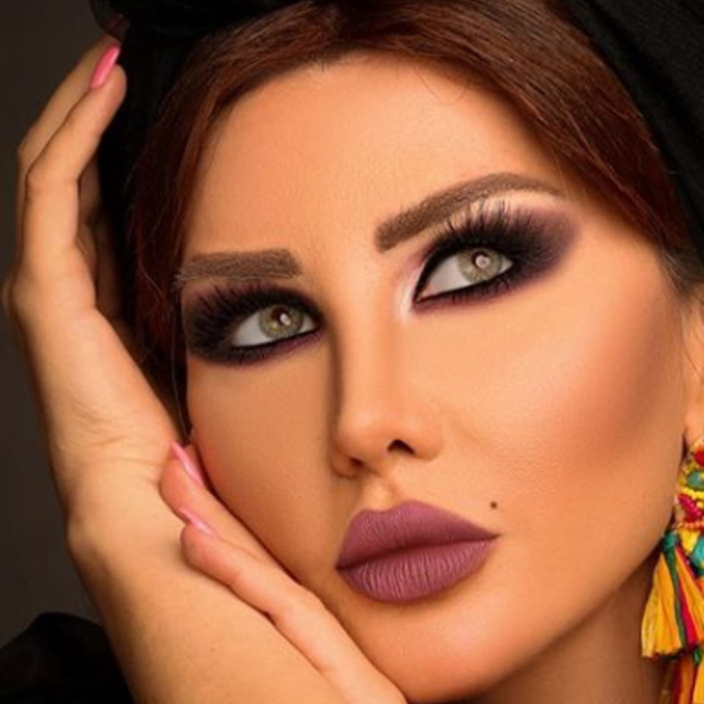 جيني اسبر بمكياج برونزي ناعم