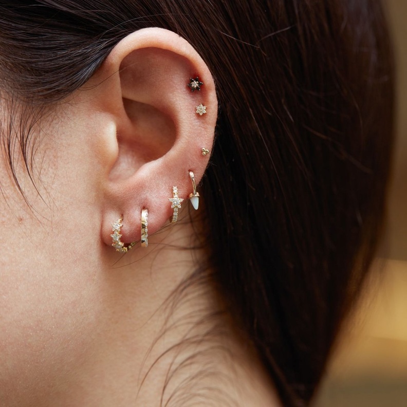 اختاري الأقراط الناعمة لتطبيق ستايل تكديس الأقراط